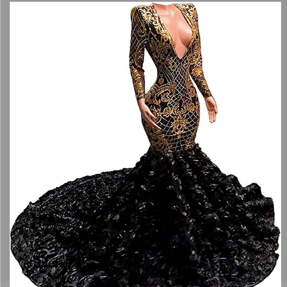 Hi I’m selling my prom dress . - Picture 1 of 1